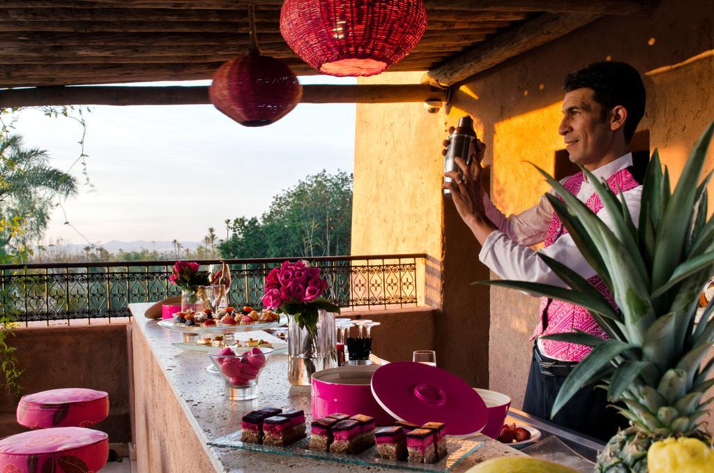 Tigmiza Boutique Hotel & Spa Ouled Jelal Kültér fotó A bartender at work