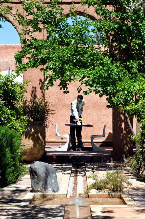 Tigmiza Boutique Hotel & Spa Ouled Jelal Kültér fotó A student studying in the courtyard of the library